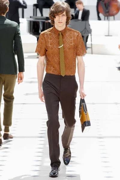 Look 16